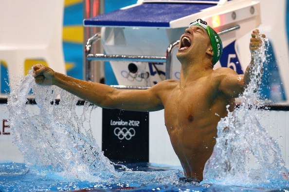 Chad Le Clos đến từ Nam Phi đã đánh bại kình ngư người Mỹ Michael Phelps trong 50m cuối cùng của nội dung 200m bơi bướm sau pha nước rút ngoạn mục để giành HCV.