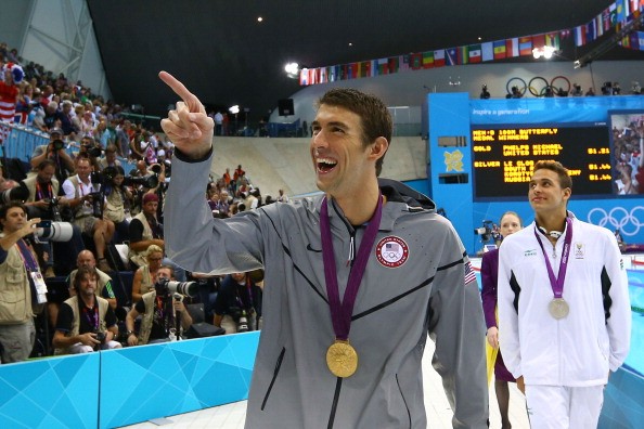 Michael Phelps tiếp tục nối dài kỷ lục với chiếc HCV ở nội dung 100m bướm, đồng thời cũng đưa đoàn thể thao Mỹ vượt lên trên Trung Quốc trên bảng tổng sắp huy chương.