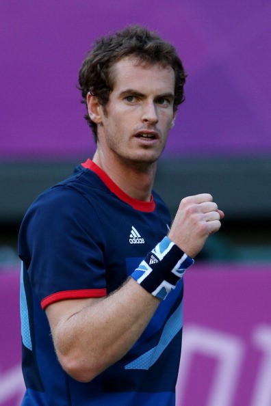 Andy Murray đã xuất sắc giành chiến thắng trước Novak Djokovic để có mặt trong trận chung kết đơn nam môn quần vợt Olympic 2012 gặp Roger Federer.