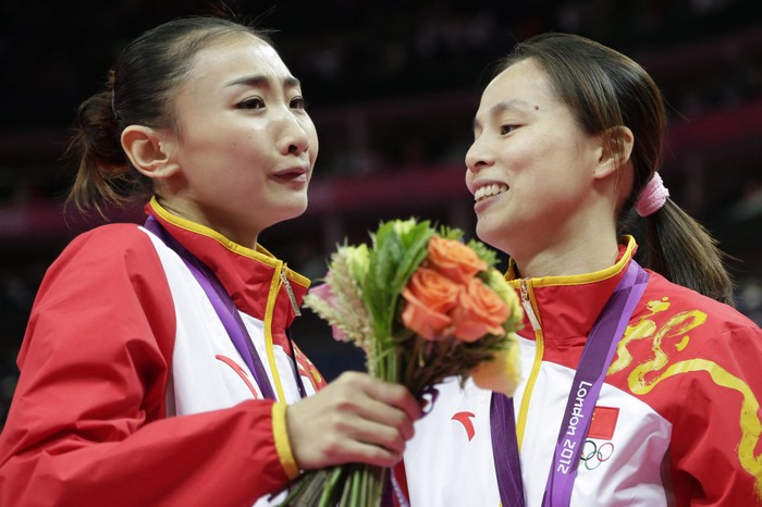 Các VĐV Trung Quốc đoạt HCV bạc môn nhảy trampoline.
