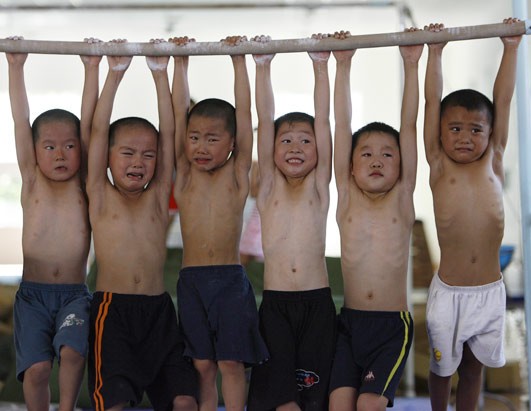 10. Thêm nhiều ảnh rùng rợn trẻ em Trung Quốc bị ép tập thể thao tàn bạo Những đứa trẻ này đã phải hy sinh cả tuổi thơ hồn nhiên trong sáng của mình để khổ luyện mang về thành tích cho thể thao Trung Quốc... (Loạt bài: Vẻ hào nhoáng của thể thao Trung Quốc ở Olympic) (xem bộ ảnh này)