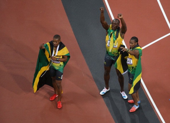 Jamaica thống trị đường chạy 200m nam khi 2 đồng hương của Usain Bolt là Yohan Blake và Warren Weir lần lượt giành HCB, HCĐ.