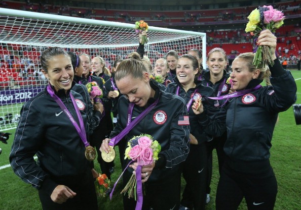 Các cô gái tuyển Mỹ vỡ òa hạnh phúc trong ngày họ lần thứ 3 liên tiếp giành HCV Olympic.