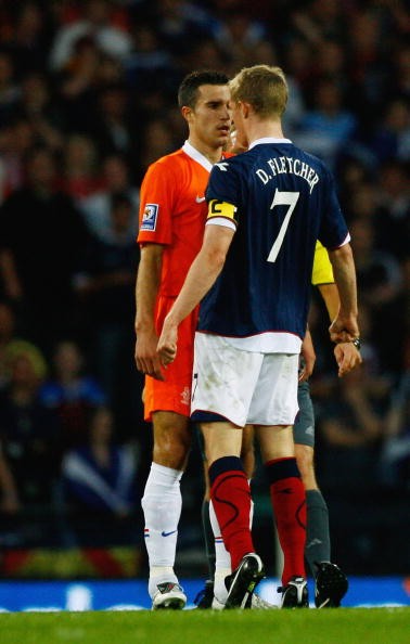Van Persie và Darren Fletcher trong trận đấu giữa Hà Lan và Scotland ở vòng loại World Cup 2010.