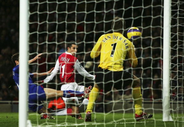 Van Persie mở tỉ số trong trận đấu lượt về mùa giải 2006/07 giữa Arsenal và Man United trên sân Emirates.