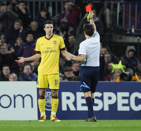 Van Persie nhận thẻ đỏ trong trận thua 1-3 của Pháo thủ trước Barcelona ở Champions League năm 2011.