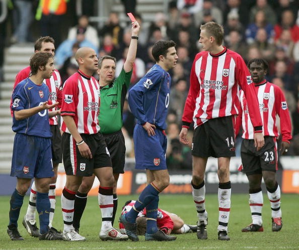 Van Persie bị đuổi khỏi sân trong trận hòa 1-1 với Southampton hồi tháng 2 năm 2005.