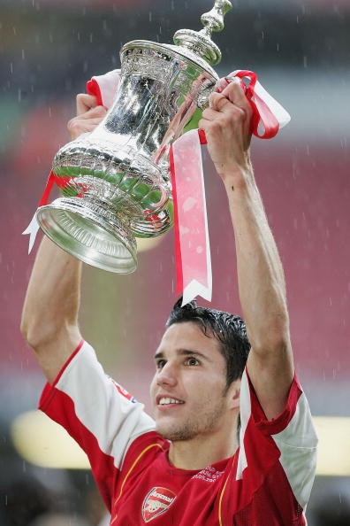 Arsenal đã vượt qua Man United ở loạt đấu súng cân não để giành chức vô địch Cúp FA năm 2005, danh hiệu lớn duy nhất của Van Persie có được với Arsenal.