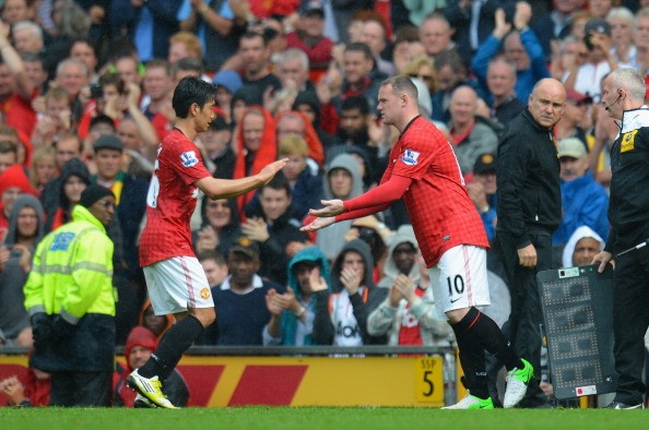 Rooney ngồi dự bị ở trận đấu đầu tiên trên sân nhà của Man United và chỉ được vào sân thay Kagawa ở phút thứ 66...