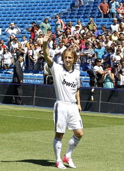 Luka Modric ra mắt các Madridista trên sân vận động Bernabeu...