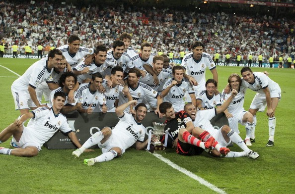 Các cầu thủ Real ăn mừng chiếc cúp vô địch đầu tiên trong mùa giải mới...