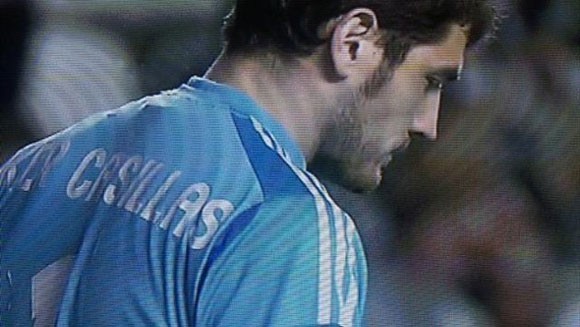 Vẻ mặt lanh lùng của Casillas sau khi Ronaldo ghi bàn.