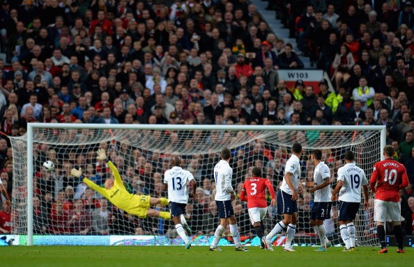 Cột dọc từ chối bàn thắng của Rooney.