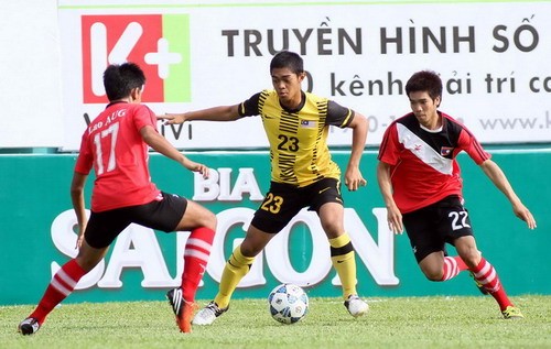 U21 Lào (áo đỏ) có trận đấu rất hay trước U21 Malaysia.