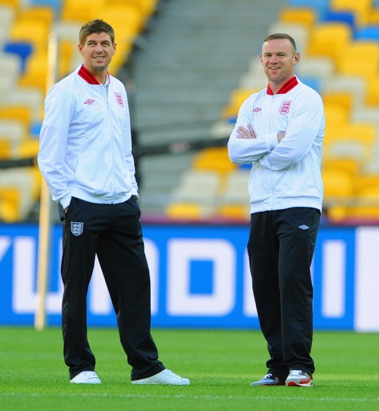 Gerrard sẽ trở lại đội hình tuyển Anh trong trận gặp Ba Lan đêm nay và tiền vệ của Liverpool cảnh báo Rooney về việc anh sẽ không dễ dàng nhường lại băng thủ quân tuyển Anh cho 'đàn em' đang thi đấu cho Man United.