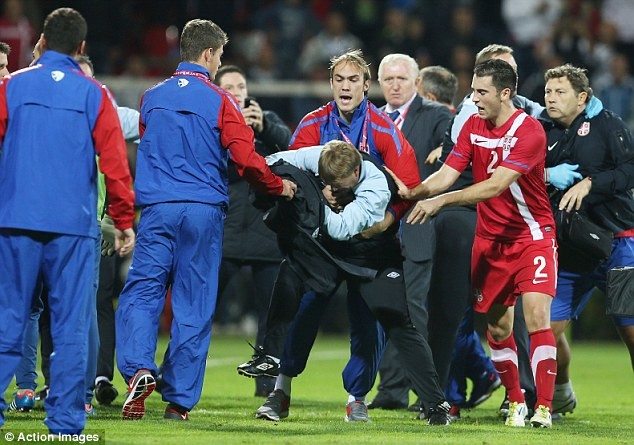 Loạn đả đã xảy ra trong trận đấu giữa U21 Serbia và U21 Anh khi các cổ động viên chủ nhà có hành vi phân biệt chủng tộc với các cầu thủ Anh.