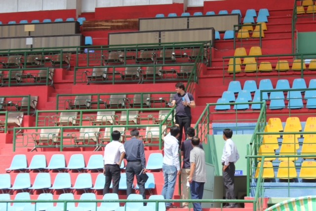 Đoàn công tác của AFC khảo sát điều kiện sân bãi tại sân Gò Đậu.