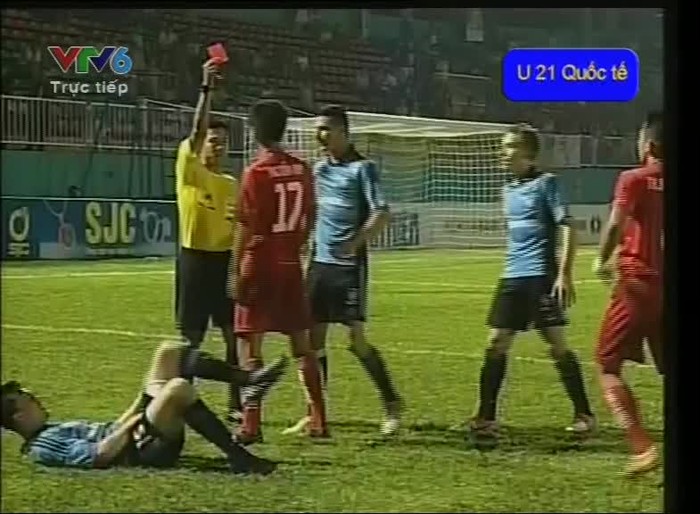 Cuối trận, U21 Việt Nam phải nhận thẻ đỏ không đáng có của Tiến Duy.