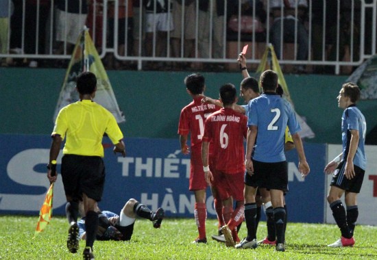 Ở những giây cuối cùng của trận đấu, U21 Việt Nam phải nhận thẻ đỏ đáng tiếc của Tiến Duy sau pha trả đũa với đối phương...