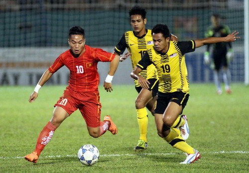 U21 Việt Nam gặp rất nhiều khó khăn trước lối chơi đầy sức mạnh của U21 Malaysia.