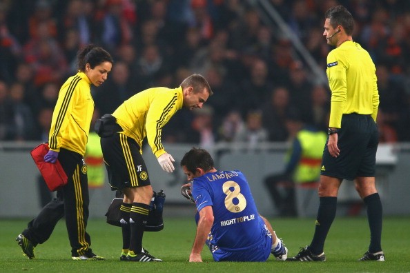 Tiền vệ đội phó Chelsea Frank Lampard đã dính chấn thương trong trận thua của The Blues trước Shakhtar và có nguy cơ không kịp bình phục trước cuộc tiếp đón Man United cuối tuần này.
