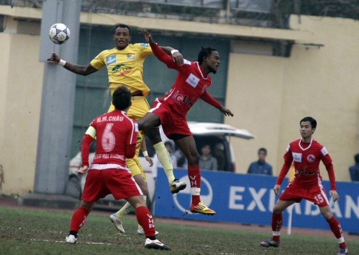 Đội bóng đất Cảng V.Hải Phòng phát đi thông báo sẽ không mua suất V-League của CLB Hà Nội hay Navibank Sài Gòn. Họ chọn cách làm lại từ hạng Nhất 2013.