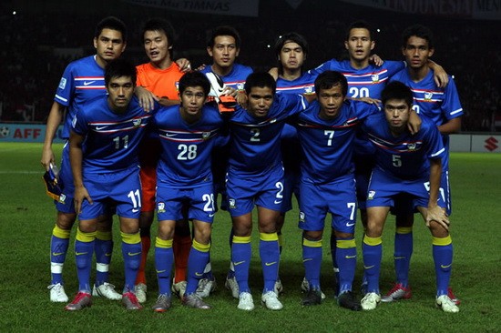 Đội tuyển Thái Lan vừa công bố danh sách sơ bộ 35 cầu thủ chuẩn bị cho AFF Suzuki Cup 2012, đáng chú ý có đến 9 tiền đạo trong bản danh sách này. Trong số 35 cầu thủ được lựa chọn tham gia đấu trường AFF Suzuki Cup 2012 có hai cầu thủ từng khoác áo các CLB Việt Nam. Đó là tiền vệ Datsakorn Thonglao từng chơi bóng 3 năm tại Hoàng Anh Gia Lai trước khi về nước chơi cho CLB Muangthong United và trung vệ kỳ cựu Niweat Siriwong từng thi đấu cho Ngân hàng Đông Á năm 2004, Tiền Giang năm 2006. Ngoài ra, những tên tuổi quen thuộc khác như Surat Sukha, Teerasil Dangda hay thủ môn Sinthaweechai Hathairattanakool (Kosin) đều được triệu tập. Vị trí thủ môn của đội tuyển Thái Lan nhiều khả năng sẽ thuộc về cầu thủ trẻ Kawin Thammasatchanan của CLB Muangthong United. Một cái tên đáng chú ý nữa là cầu thủ người Mỹ gốc Thái Anthony Ampaiphitakwong hiện đang chơi cho Buriram United.