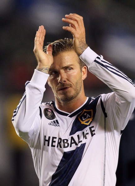 Daily Mail khẳng định David Beckham sẽ chia tay đội bóng LA Galaxy để chuyển đến New York nhằm tạo điều kiện cho cô vợ Victoria theo đuổi sự nghiệp thời trang. Nguồn tin thân cận với Beckham cho biết cầu thủ này đang tính giải nghệ, kết thúc mối lương duyên tại đội bóng Mỹ, LA Galaxy.