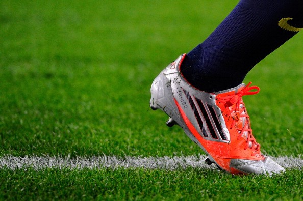 Messi còn viết cả tên con trai Thiago trên giày của mình.