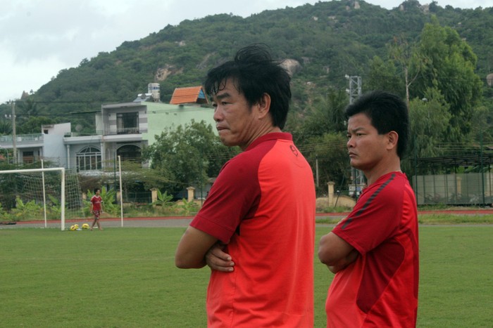 Trận đấu giao hữu dự kiến giữa tuyển Việt Nam và CLB K.Khánh Hòa đã bị hoãn đến chiều ngày 17/11 do thời tiết xấu, HLV Phan Thanh Hùng cho biết với điều kiện thời tiết mưa nhiều ở Nha Trang trong mấy ngay qua thì việc trận đấu bị hoãn là điều không mong muốn nhưng đó là giải pháp tốt nhất bởi ông không muốn mất thêm một quân bài nào trước thềm AFF Suzuki Cup 2012 nữa.