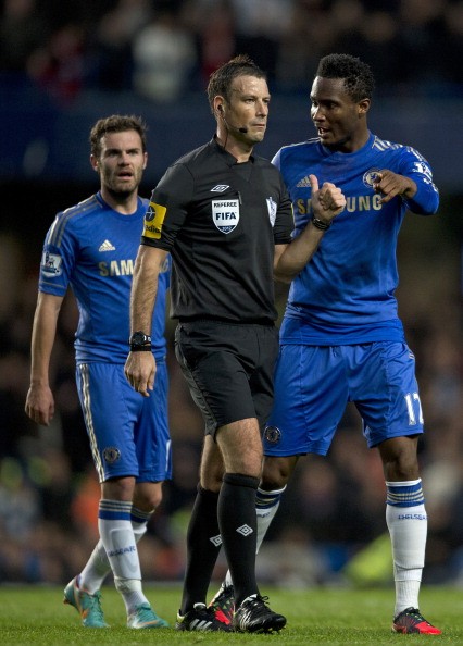 Trọng tài Mark Clattenburg và John Obi Mikel trong trận đấu giữa Chelsea và MU hồi tháng trước.