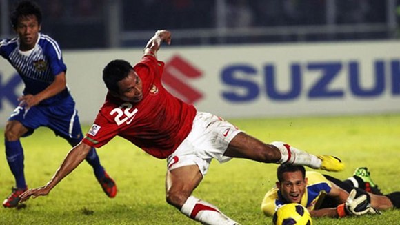Indonesia (áo đỏ) thoát thua phút cuối trước Lào.