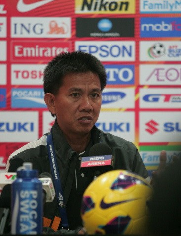 Trợ lý Hoàng Anh Tuấn trả lời giới truyền thông sau trận đấu.