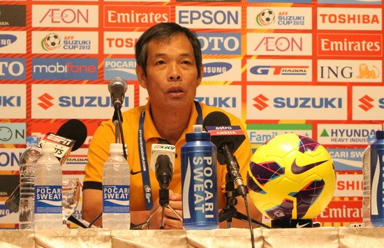 Trưởng đoàn Ngô Lê Bằng phát biểu trong cuộc họp báo trước trận đấu.