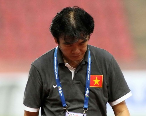 HLV Phan Thanh Hùng buồn bã sau trận thua Philipines.