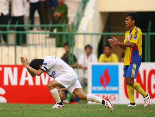 Trước đó, Công Vinh gây xôn xao với hành động chắp tay vái lạy trọng tài Vũ Bảo Linh trong trận đấu giữa Hà Nội T&T và Đồng Tháp trên sân Cao Lãnh.