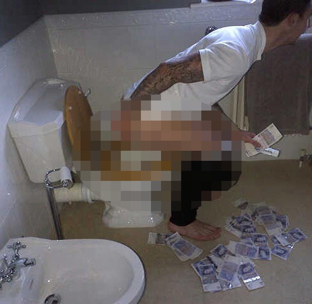 Tờ báo The Sun vừa đăng tải bức ảnh khiến nhiều người hâm mộ túc cầu phẫn nộ khi hậu vệ Liam Ridgewell của câu lạc bộ West Brom dùng những tờ tiền 20 bảng để làm giấy vệ sinh. Có khoảng 1000 bảng đã được cầu thủ đang hưởng lương 20000 bảng/tuần lấy ra làm giấy vệ sinh.