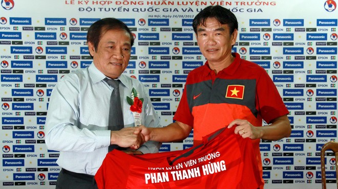 Ông Chủ tịch VFF Nguyễn Trọng Hỷ và HLV Phan Thanh Hùng.