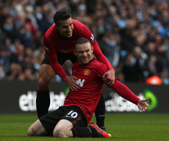 Sự thăng hoa của song sát Rooney - Van Persie giúp Quỷ đỏ vững ngôi đầu Premier League.