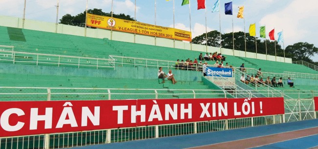 Đội TP.HCM, tiền thân là Cảng Sài Gòn đã xin lỗi khán giả ở trận đấu cuối cùng trước khi giải thể. Còn bao nhiêu lời xin lỗi mà người hâm mộ phải nhận?