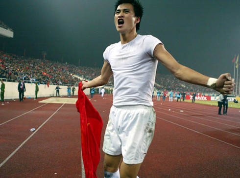Một chút may mắn cộng với nỗ lực của bản thân giúp Công Vinh trở thành ngôi sao số 1 của bóng đá Việt Nam. Chắc hẳn không người hâm mộ nào quên được khoảnh khắc vàng khi Công Vinh đánh đầu tung lưới Thái Lan trong trận chung kết lượt về giúp tuyển Việt Nam vô địch AFF Suzuki Cup 2008.