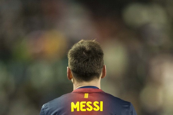 1. Lionel Messi (25 tuổi, CLB Barca) Ronaldo đã xuất sắc, Messi còn ‘siêu’ hơn. Dù không thể giành danh hiệu lớn nào cùng với Barca cũng như tuyển Argentina nhưng không ai phủ nhận Messi đã có 1 năm đại thành công khi tiền đạo có biệt danh El Pulga này thách thức phần còn lại với cả thảy 91 bàn thắng chỉ trong năm 2012. Messi cũng đang có lợi thế lớn trong cuộc đua đến danh hiệu ‘Quả bóng vàng FIFA 2012’ với Iniesta và Ronaldo.