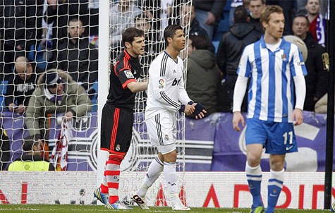 Casillas không nhận băng tay từ Ronaldo. Ảnh: MARCA