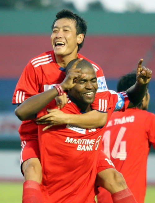 B.Bình Dương là một trong những ứng viên vô địch tại Chonburi Cup 2013.