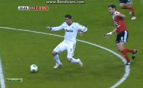 Phút 39 trận đấu giữa Real Madrid và Celta Vigo ở lượt về vòng 1/8 Cúp Nhà Vua Tây Ban Nha, Ronaldo có bóng sát vạch 16m50 và bị hậu vệ Andres Tunez của đội khách đẩy ngã.