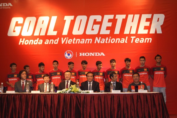 Các tuyển thủ Việt Nam chứng kiến lễ ký kết tài trợ.