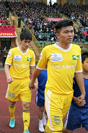 Có thể nhận thấy rõ áp lực của Công Vinh trước khi bước vào trận đấu chính thức đầu tiên trong màu áo cũ mà mới Sông Lam Nghệ An.