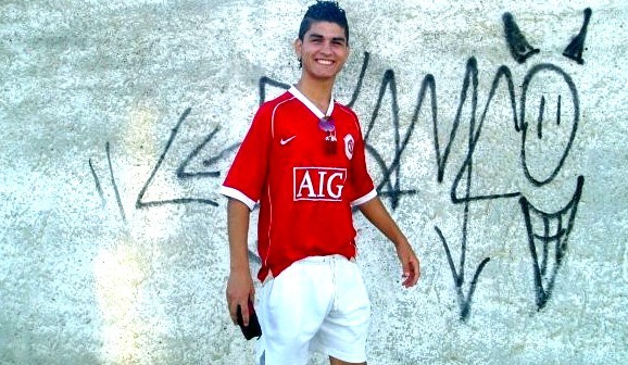 Gokmen Akdogan – chàng trai 23 tuổi, hiện đang chơi cho đội bóng nghiệp dư Seyhanspor, và cũng mặc áo số 7.