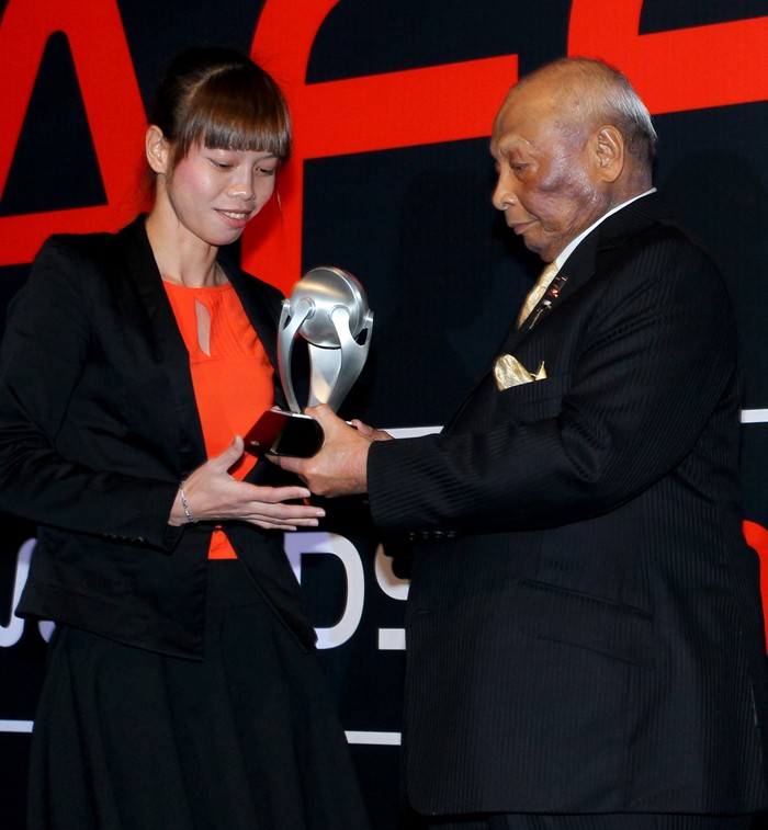 Thủ môn Đặng Thị Kiều Trinh nhận giải Cầu thủ nữ xuất sắc nhất năm 2012.