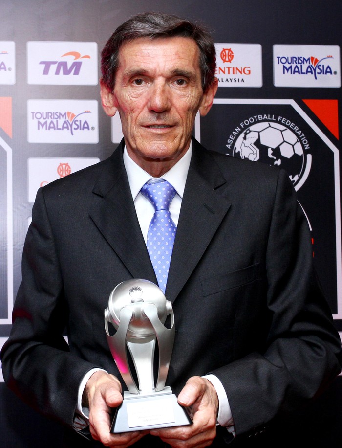 Đưa ĐT Singapore lên ngôi vô địch AFF Suzuki Cup 2012, HLV Avramovic Radojko nhận giải HLV xuất sắc nhất.